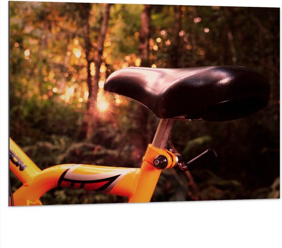 WallClassics - Dibond - Zadel van Gele Fiets in het Bos - 100x75 cm Foto op Aluminium (Wanddecoratie van metaal)