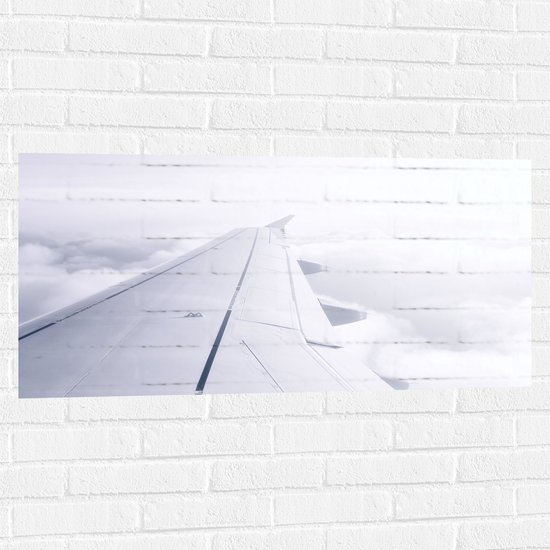 WallClassics - Muursticker - Witte Vliegtuigvleugel in Witte Wolken - 100x50 cm Foto op Muursticker