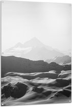 Tuinposter – Zwart-wit Foto van Bergen in de Sneeuw - 100x150 cm Foto op Tuinposter (wanddecoratie voor buiten en binnen)