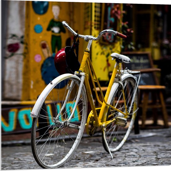 WallClassics - Acrylglas - Gele Fiets in de Stad - 80x80 cm Foto op Acrylglas (Wanddecoratie op Acrylaat)