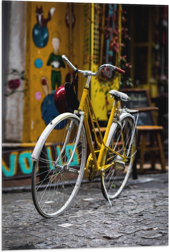 WallClassics - Vlag - Gele Fiets in de Stad - 50x75 cm Foto op Polyester Vlag