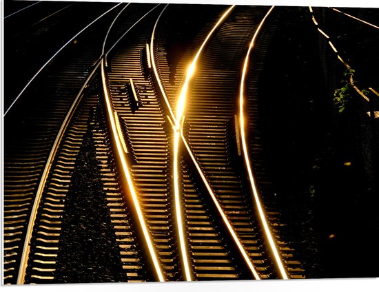 WallClassics - PVC Schuimplaat - Kruisende Spoorwegen in het Donker - 80x60 cm Foto op PVC Schuimplaat (Met Ophangsysteem)