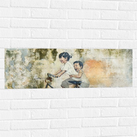 WallClassics - Muursticker - Muurschildering van Twee Broertjes op een Fiets - 90x30 cm Foto op Muursticker