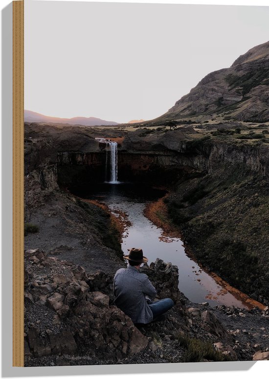 Hout - Man bij Waterval op Rivier tussen Rotsen - 40x60 cm - 9 mm dik - Foto op Hout (Met Ophangsysteem)