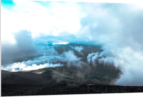 PVC Schuimplaat- Mist en Wolken op Hoge Bergtop - 120x80 cm Foto op PVC Schuimplaat