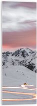 Acrylglas - Verlichte Weg door Sneeuw Landschap en Bergen tegen de Avond - 30x90 cm Foto op Acrylglas (Wanddecoratie op Acrylaat)