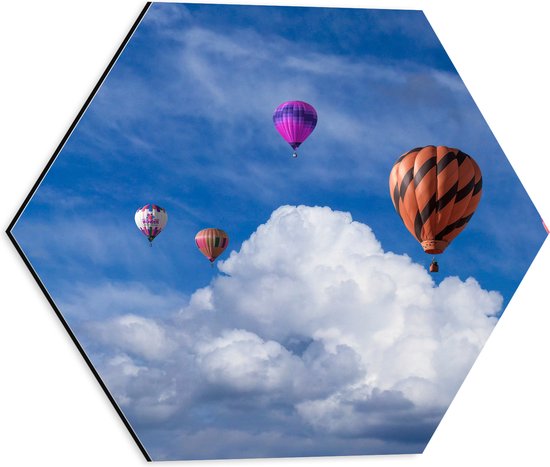 WallClassics - Dibond Hexagon - Groepje Gekleurde Luchtballonnen bij Wolken in Blauwe Lucht - 40x34.8 cm Foto op Hexagon (Met Ophangsysteem)