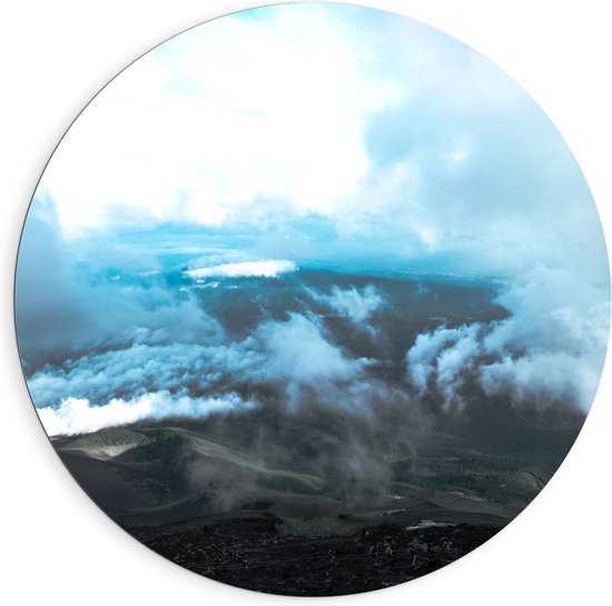 Dibond Muurcirkel - Mist en Wolken op Hoge Bergtop - 90x90 cm Foto op Aluminium Muurcirkel (met ophangsysteem)