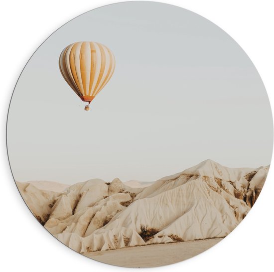 Dibond Muurcirkel - Oranje met Wit Gestreepte Luchtballon Vliegend boven Beige Rotsen - 90x90 cm Foto op Aluminium Muurcirkel (met ophangsysteem)