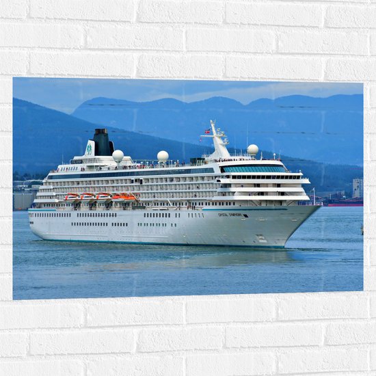 WallClassics - Muursticker - Groot Wit Cruiseschip varend bij Bergen - 90x60 cm Foto op Muursticker