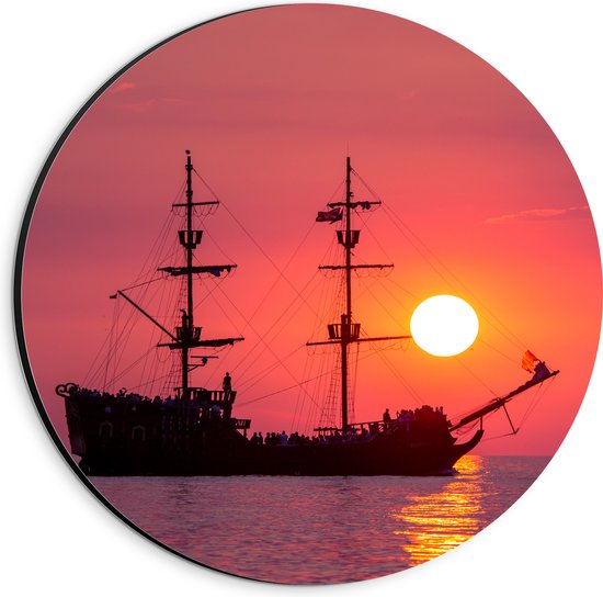 WallClassics - Dibond Muurcirkel - Silhouet van Groot Vrachtschip tijdens Rozekleurige Zonsondergang - 20x20 cm Foto op Aluminium Muurcirkel (met ophangsysteem)