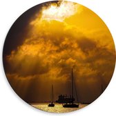 Dibond Muurcirkel - Wolken met Zon boven Zeilschepen op de Zee - 50x50 cm Foto op Aluminium Muurcirkel (met ophangsysteem)