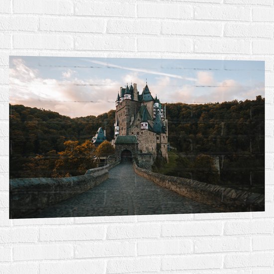 WallClassics - Muursticker - Burg Eltz Kasteel in Wierschem, Duitsland - 105x70 cm Foto op Muursticker