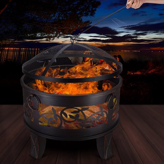 Gardebruk vuurkorf met vlammen bij zonsondergang, met mensen die marshmallows roosteren.