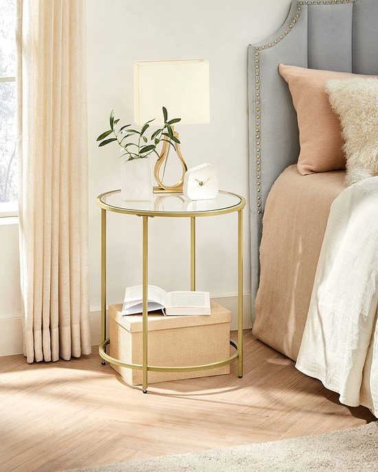 Binnenkant Van Een Luxe Badkamer Met Betegelde Vloer En Groot Raam. Koloniale Stijl Stock