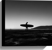 Canvas - Surfer op het Strand - Zwart/Wit - 30x30 cm Foto op Canvas Schilderij (Wanddecoratie op Canvas)