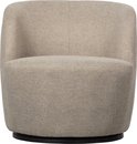 Een zandkleurige, ronde draaifauteuil, gestoffeerd in een geweven stof, met een zwarte voet.
