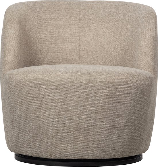 Een zandkleurige, ronde draaifauteuil, gestoffeerd in een geweven stof, met een zwarte voet.