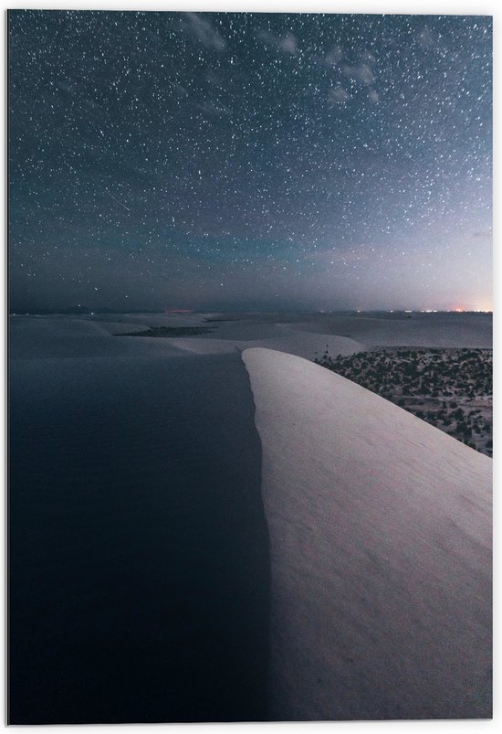 WallClassics - Dibond - Heldere Sterrenhemel boven Sneeuwbergen - 70x105 cm Foto op Aluminium (Met Ophangsysteem)