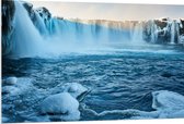 WallClassics - PVC Schuimplaat - Goðafoss Watervallen in IJsland - 120x80 cm Foto op PVC Schuimplaat (Met Ophangsysteem)