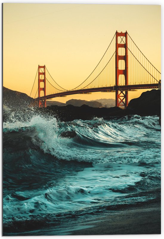 WallClassics - Dibond - Wilde Zee bij Golden Gate Bridge in San Francisco - 70x105 cm Foto op Aluminium (Met Ophangsysteem)