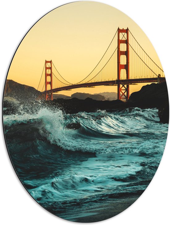 WallClassics - Dibond Ovaal - Wilde Zee bij Golden Gate Bridge in San Francisco - 51x68 cm Foto op Ovaal (Met Ophangsysteem)