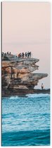 WallClassics - Dibond - Toeristisch Uitkijkpunt op Rots bij Zee - 50x150 cm Foto op Aluminium (Wanddecoratie van metaal)