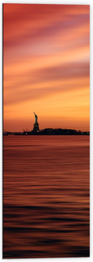 WallClassics - Dibond - Vrijheidsbeeld in New York van Ver met Zonsondergang - 40x120 cm Foto op Aluminium (Wanddecoratie van metaal)