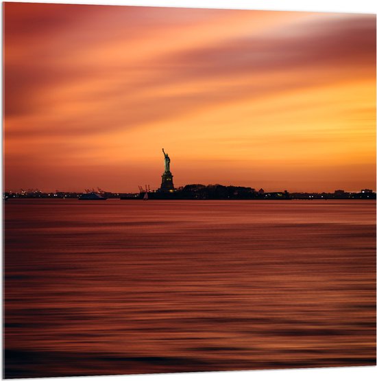 WallClassics - Acrylglas - Vrijheidsbeeld in New York van Ver met Zonsondergang - 100x100 cm Foto op Acrylglas (Met Ophangsysteem)