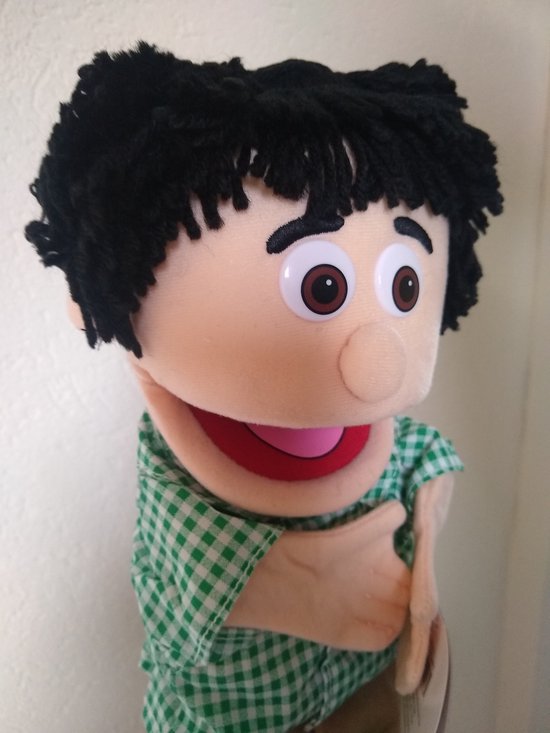 Handpop Kennie met zwarte haren, groene geruite blouse, beige broek en groene sneakers. "Silly Puppets" logo zichtbaar.