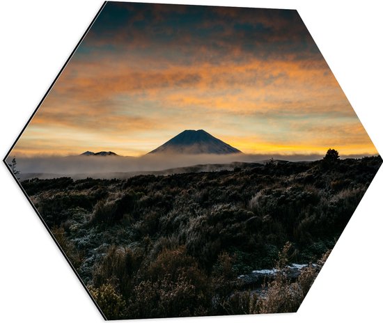 Dibond Hexagon - Vulkaan in de Verte van Prachtitg Landschap - 60x52.2 cm Foto op Hexagon (Met Ophangsysteem)