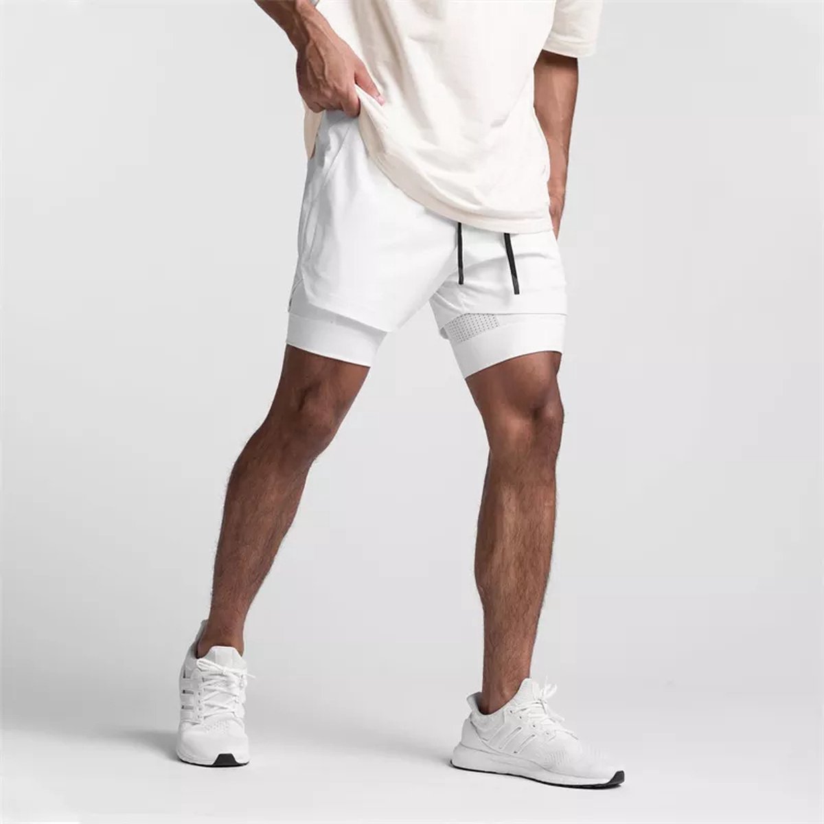 CLARRI® - Sportbroek voor Heren - Gym broek met mobiel zak en houder voor shirt - 3 in 1 Shorts – Hardloop & fitnessbroek – Wit Maat XL