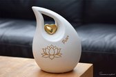 Crematie-as Urn met uw gewenste naam en lotusbloem-Bloem- Keramiek Urn mat wit met metalen goud metallic hartje, inhoud 0,80 liter, lengte 17 cm, urn voor mens, urn dierbare-urn crematie-as- herinneringsbeeld