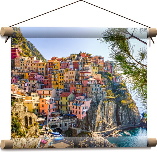 WallClassics - Textielposter - Gekleurde Huizen op de Berg - Italië - 40x30 cm Foto op Textiel