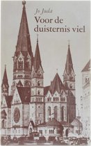Boekomslag met een sepia foto van een grote, gotische kerk met meerdere torenspitsen. Tekst: "Jo Juda Voor de duisternis viel".
