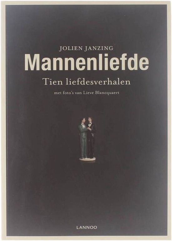 De voorkant van het boek 'Mannenliefde'. Twee kleine mannetjes als bruidspaar staan op een donkere achtergrond.