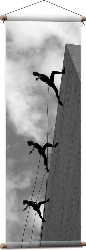 WallClassics - Textielposter - Dansende Mensen tegen een Gebouw - 40x120 cm Foto op Textiel