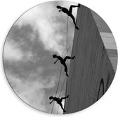 WallClassics - Dibond Muurcirkel - Dansende Mensen tegen een Gebouw - 80x80 cm Foto op Aluminium Muurcirkel (met ophangsysteem)
