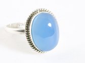 Bewerkte ovale zilveren ring met blauwe chalcedoon - maat 20.5