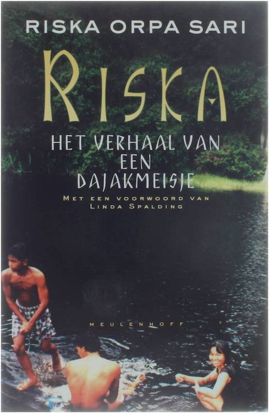 Boekomslag met de titel 'Riska Het Verhaal Van Een Dayakmeisje' en een afbeelding van drie personen bij een waterkant.