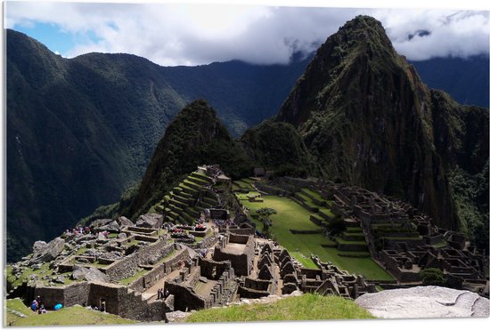 WallClassics - Acrylglas - Uitzicht o9ver Machu Picchu in Peru - 90x60 cm Foto op Acrylglas (Met Ophangsysteem)
