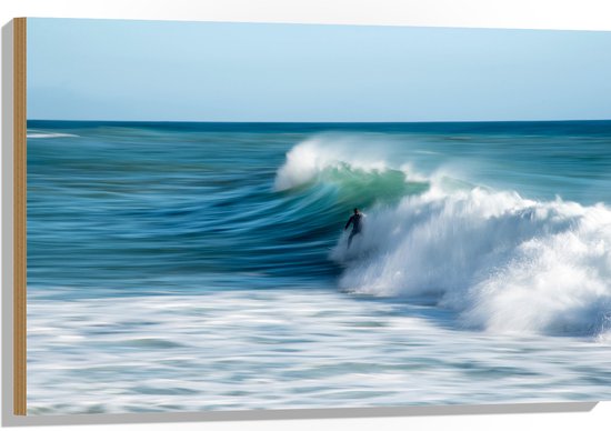 WallClassics - Hout - Surfer over Razende Golven op Zee - 90x60 cm - 9 mm dik - Foto op Hout (Met Ophangsysteem)