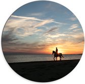 Dibond Muurcirkel - Paardrijden op het Strand met Zonsondergang - 70x70 cm Foto op Aluminium Muurcirkel (met ophangsysteem)