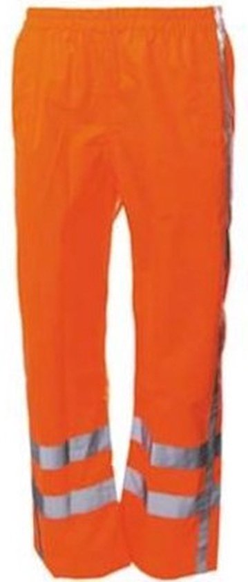 Oranje werkbroek met reflecterende zilveren banden om de kuiten.