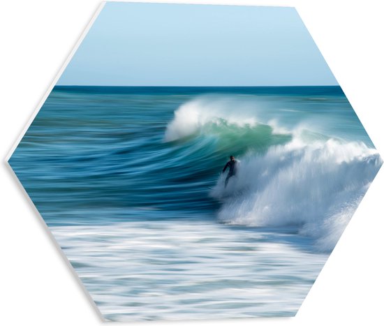 WallClassics - PVC Schuimplaat Hexagon - Surfer over Razende Golven op Zee - 40x34.8 cm Foto op Hexagon (Met Ophangsysteem)
