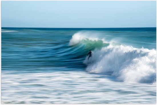 WallClassics - Poster Glanzend – Surfer over Razende Golven op Zee - 60x40 cm Foto op Posterpapier met Glanzende Afwerking