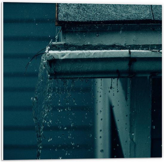 WallClassics - PVC Schuimplaat - Water lopend uit Dakgoot - 50x50 cm Foto op PVC Schuimplaat (Met Ophangsysteem)