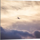 Dibond - Vliegtuig tussen de Wolken - 80x80 cm Foto op Aluminium (Wanddecoratie van metaal)