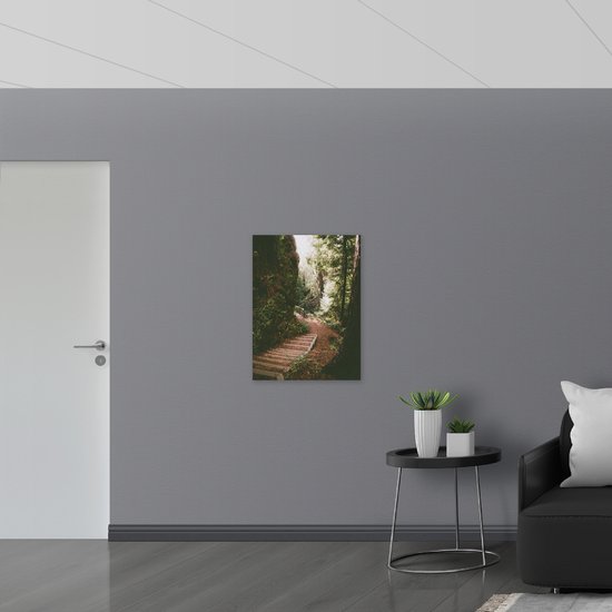 WallClassics - Dibond - Marches en Bois dans une Forêt Dense - Photo 60x80 cm sur Aluminium (Avec Système d'accrochage)