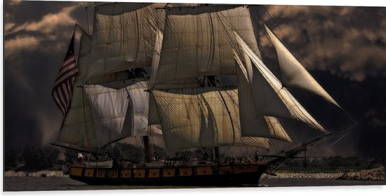 WallClassics - Dibond - Groot Oud Zeilschip met Donkere Wolken - 100x50 cm Foto op Aluminium (Met Ophangsysteem)